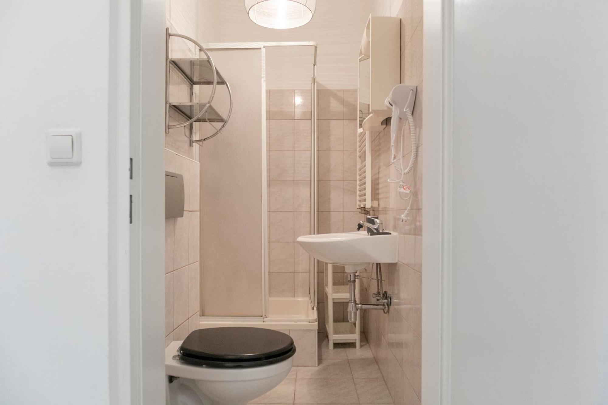 Prime Location & Peaceful Shared 2 Bedroom Apt With Backyard Vídeň Exteriér fotografie