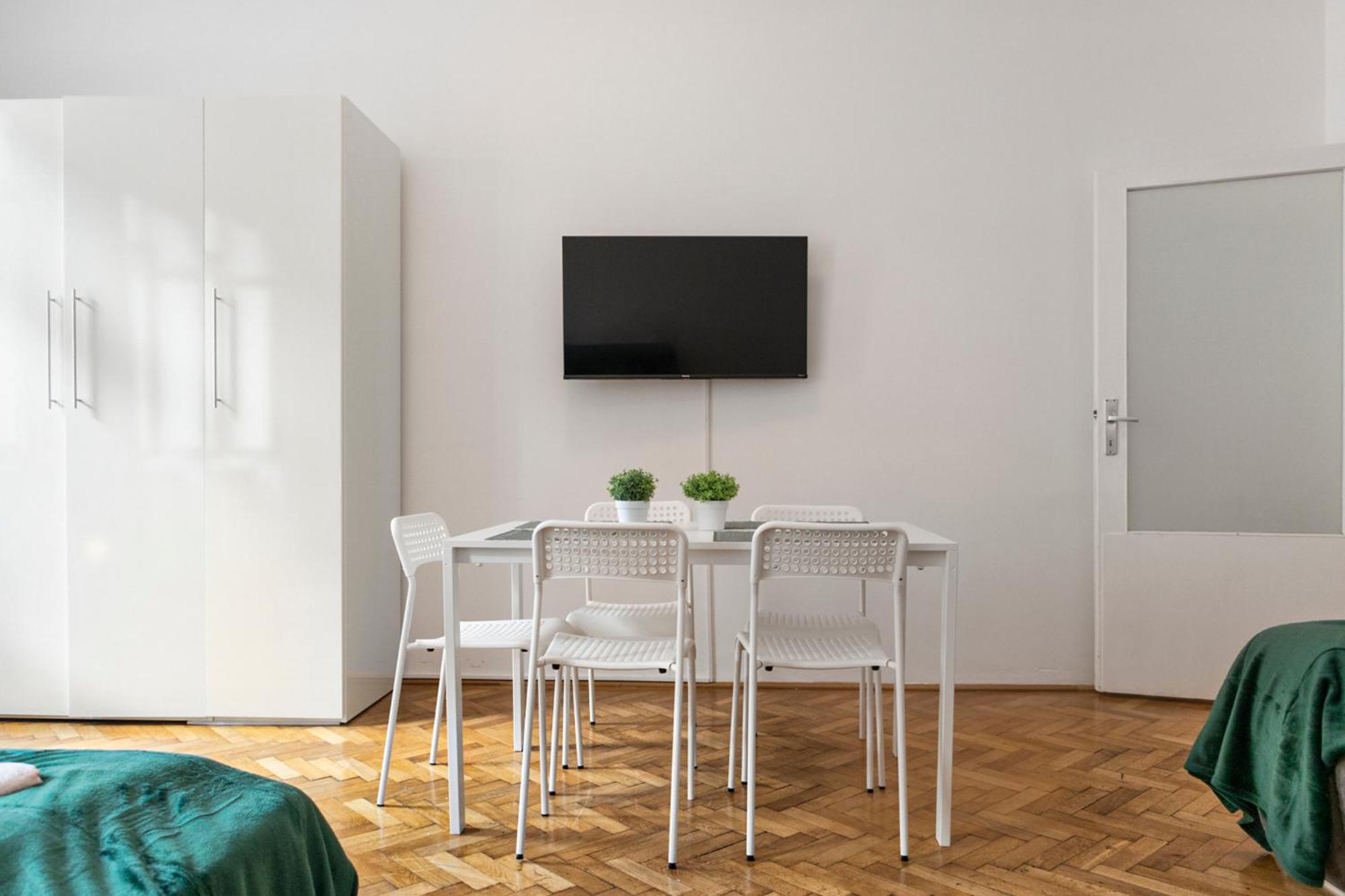 Prime Location & Peaceful Shared 2 Bedroom Apt With Backyard Vídeň Exteriér fotografie