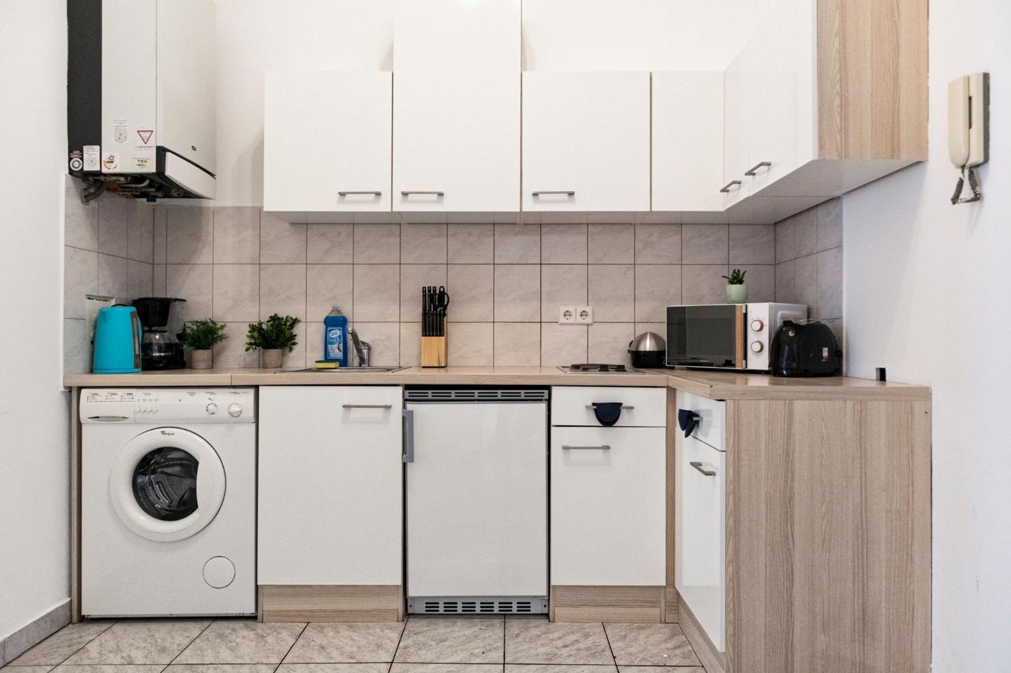 Prime Location & Peaceful Shared 2 Bedroom Apt With Backyard Vídeň Exteriér fotografie